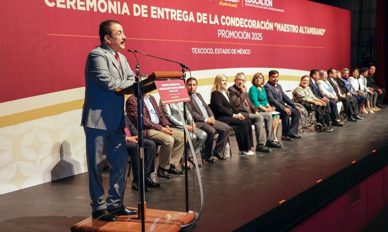 Celebra Edomex a docentes ejemplares con 40 años de enseñanza continua