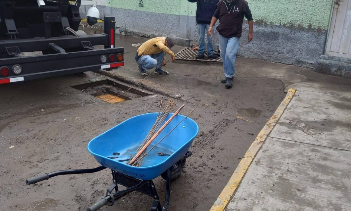 Dan nuevo mantenimiento a registros pluviales frente a escuela primaria en Teoloyucan