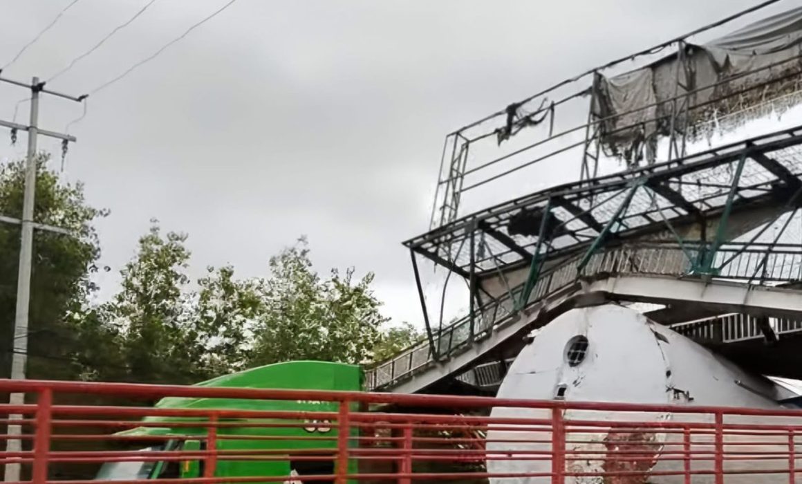 Daña tráiler puente peatonal y provoca cierre total en Vía López Portillo