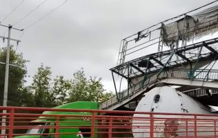 Daña tráiler puente peatonal y provoca cierre total en Vía López Portillo