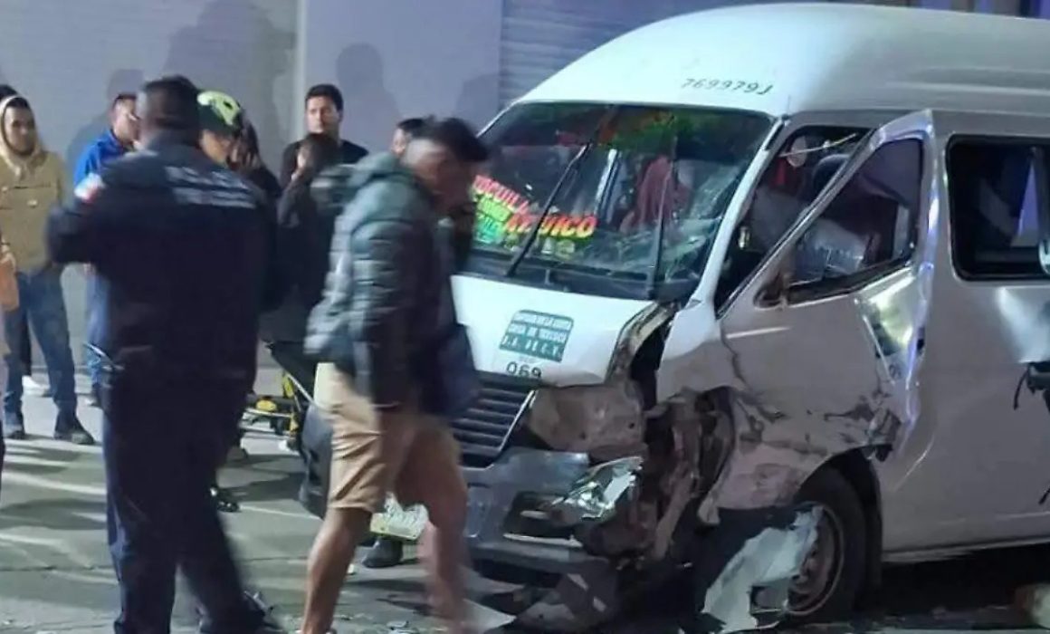 Deja 5 heridos choque entre camioneta y transporte público en Texcoco
