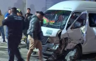 Deja 5 heridos choque entre camioneta y transporte público en Texcoco