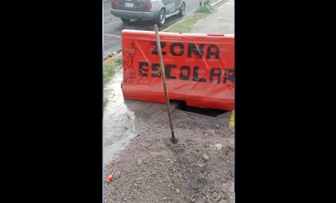 Denuncian vecinos fuga de agua potable en Primaria de Ecatepec