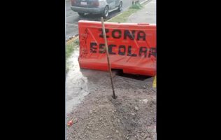 Denuncian vecinos fuga de agua potable en Primaria de Ecatepec