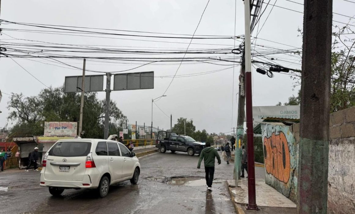 Descubren cadáver embolsado en puente de Coyotepec