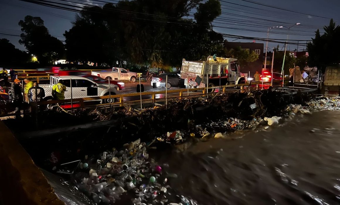 Desvordamiento de río en Naucalpan
