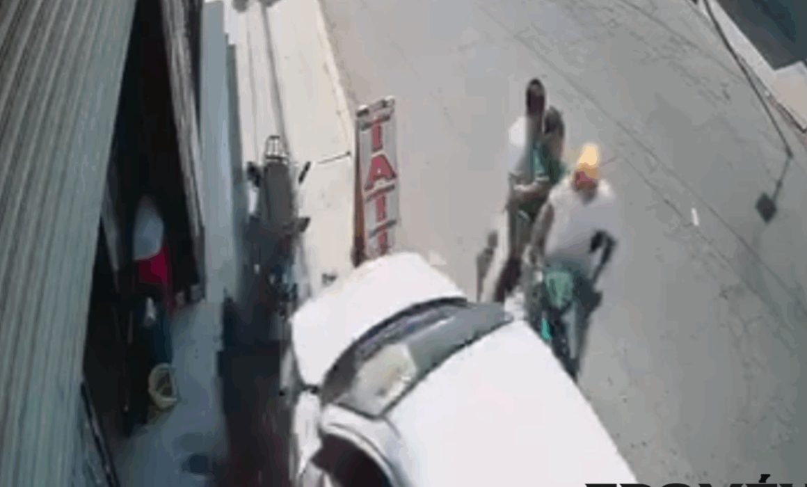 Embiste a motociclistas vehículo del ayuntamiento de Texcoco