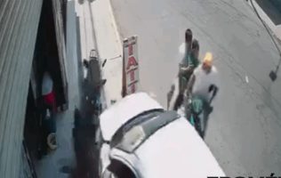 Embiste a motociclistas vehículo del ayuntamiento de Texcoco