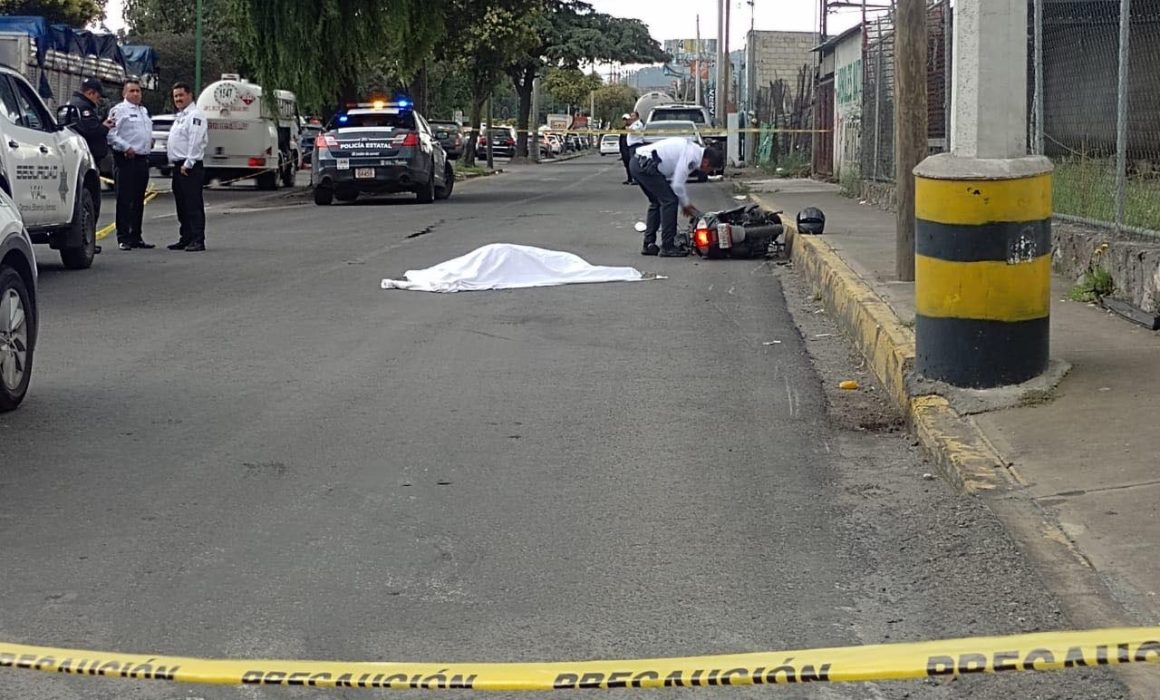 Embiste pipa a motociclista en Metepec y muere al instante