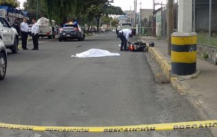 Embiste pipa a motociclista en Metepec y muere al instante
