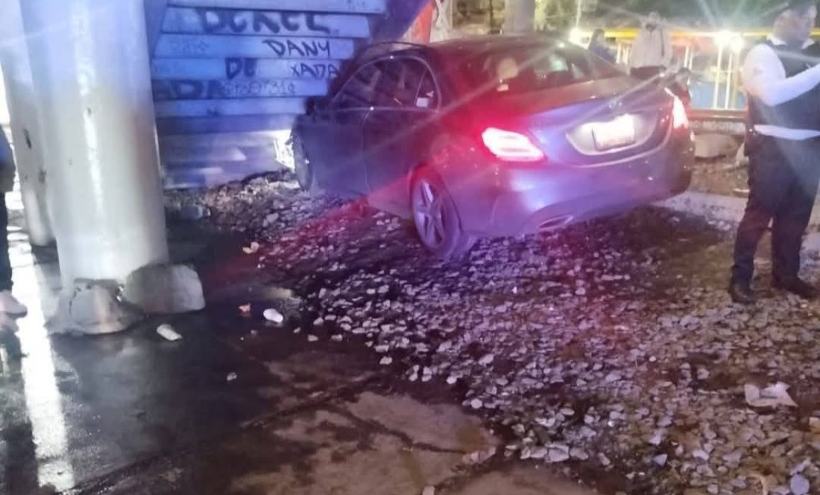 En estado de ebriedad atropella a 2 y después se impacta contra puente