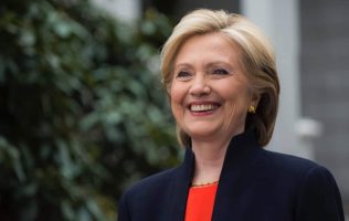 Llama Hillary Clinton a protestar contra Trump el día de su cumpleaños