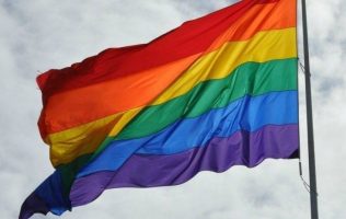 Exige comunidad LGBT+ justicia real, no arcoíris de utilería política