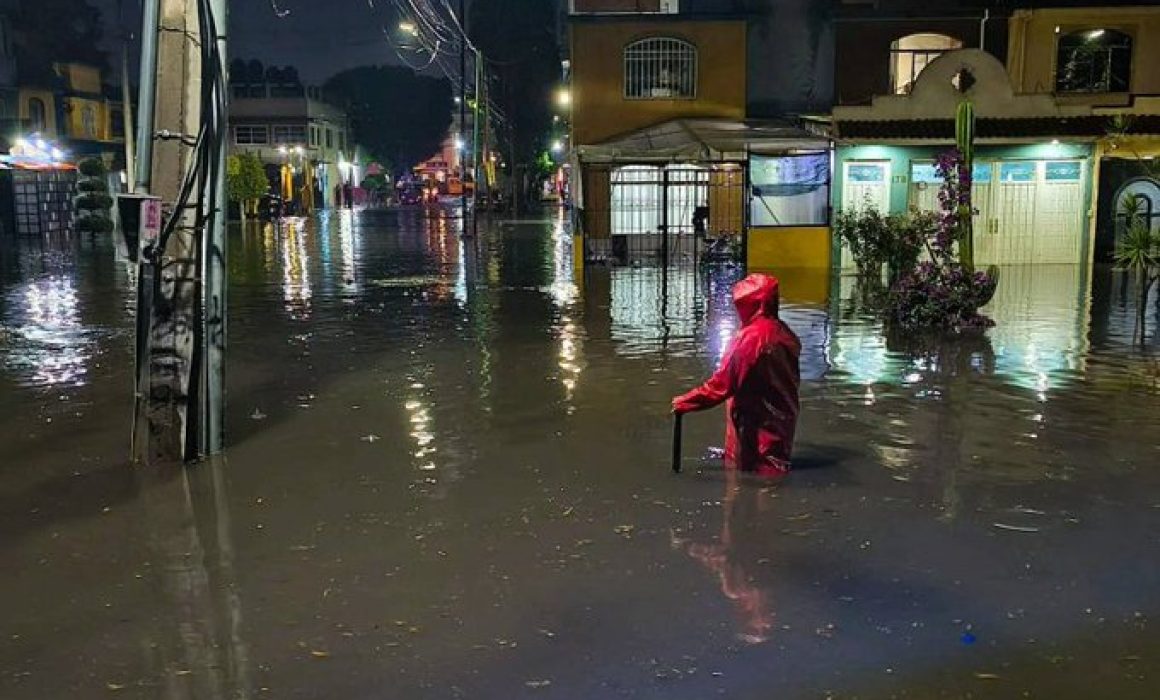 Reportan inundaciones en Chimalhuacán por lluvias