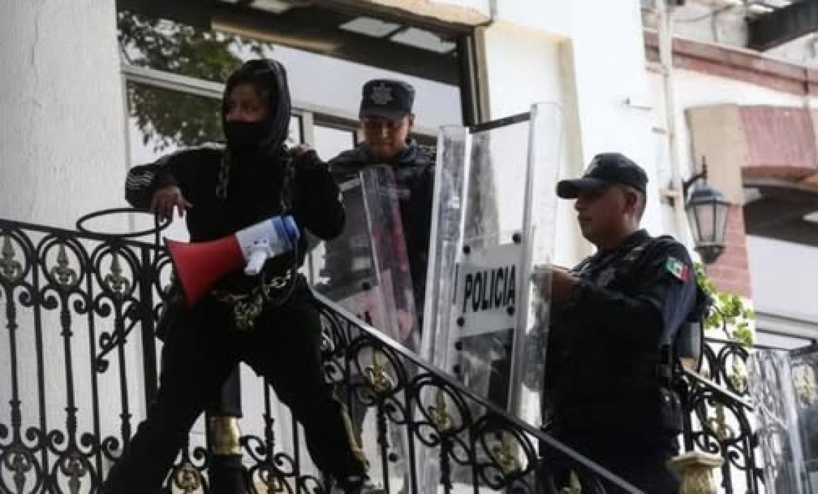 Irrumpe grupo Feminista de Chimalhuacán en la Secretaría de Gobierno