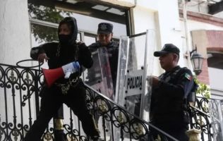 Irrumpe grupo Feminista de Chimalhuacán en la Secretaría de Gobierno