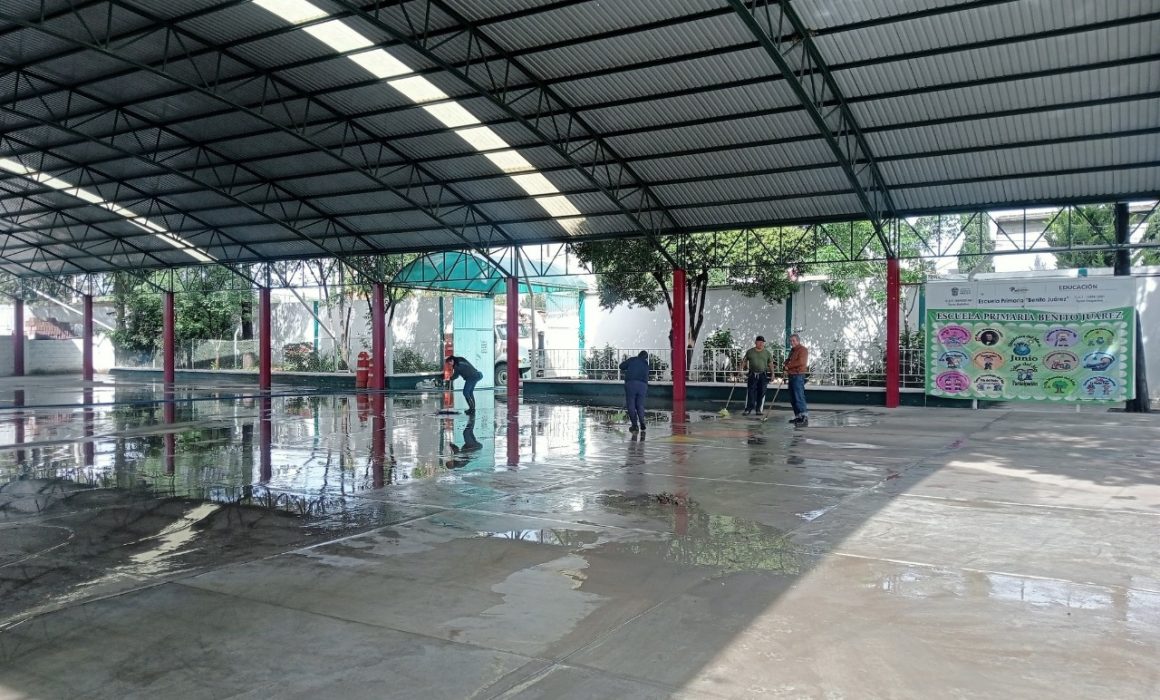 Activan labores de limpieza tras inundaciones en escuela de Acolman