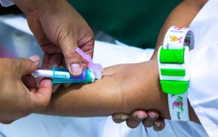 Organizan jornada de donación de sangre y apenas recolectan 33 litros