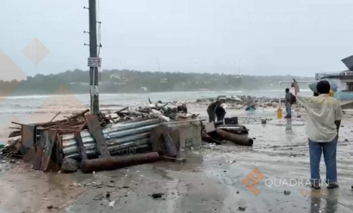Amanece Puerto Escondido entre escombros y basura por huracán Erick