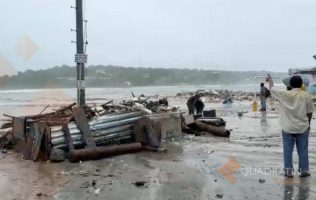Amanece Puerto Escondido entre escombros y basura por huracán Erick