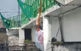 Realizan performance en puente de la UAMex