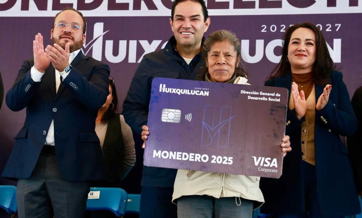 Refuerza Huixquilucan apoyo social con entrega masiva de becas y monederos