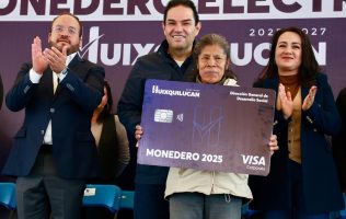 Refuerza Huixquilucan apoyo social con entrega masiva de becas y monederos