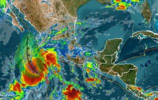 Se intensifican Flossie y Barry en el Pacífico mexicano