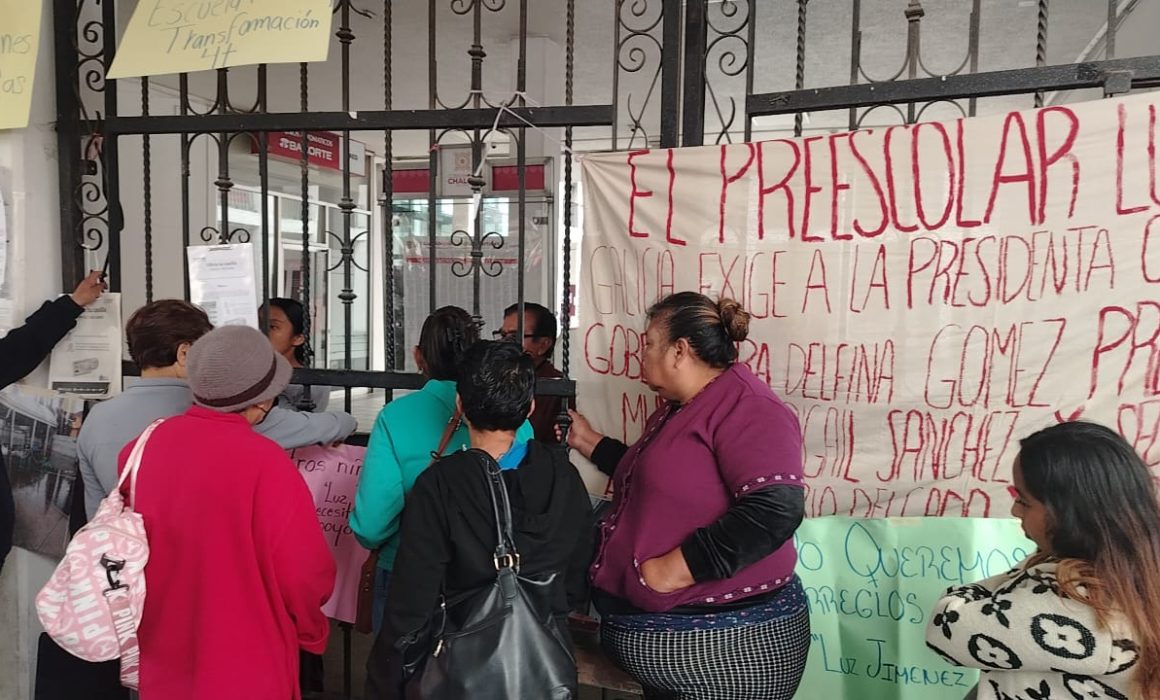 Se inunda kinder en Chalco; padres de familia exigen ayuda al gobierno