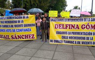 Toman manifestantes explanada municipal de Chalco, exigen ser escuchados