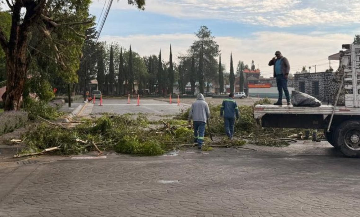 Atienden a la población de Acolman después de las lluvias