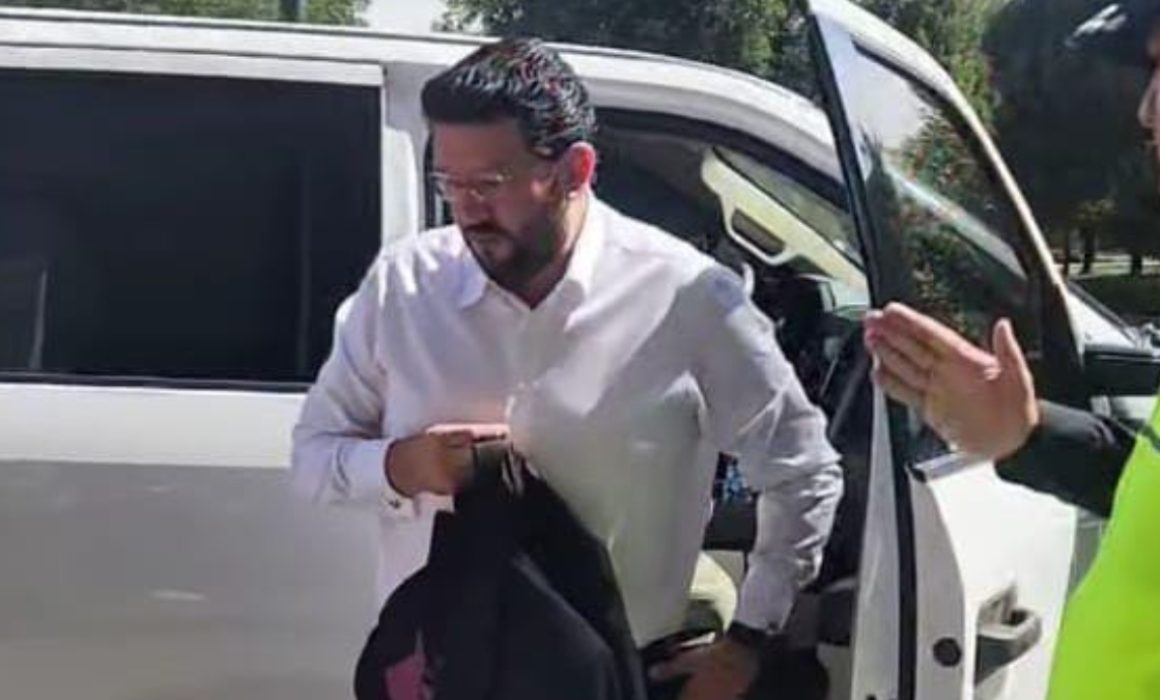 Usa lujosa camioneta Alcalde de Almoloya de Juárez