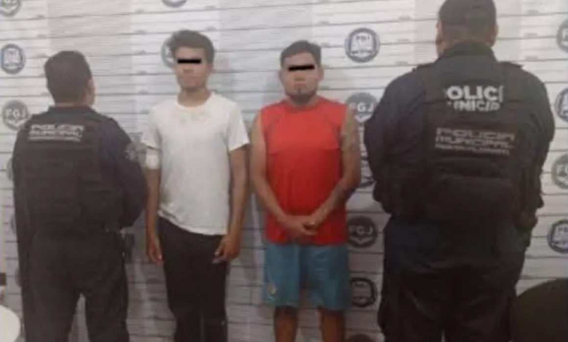 Caen 2 sujetos tras ser captados maltratando un perrito en Neza
