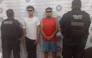 Caen 2 sujetos tras ser captados maltratando un perrito en Neza