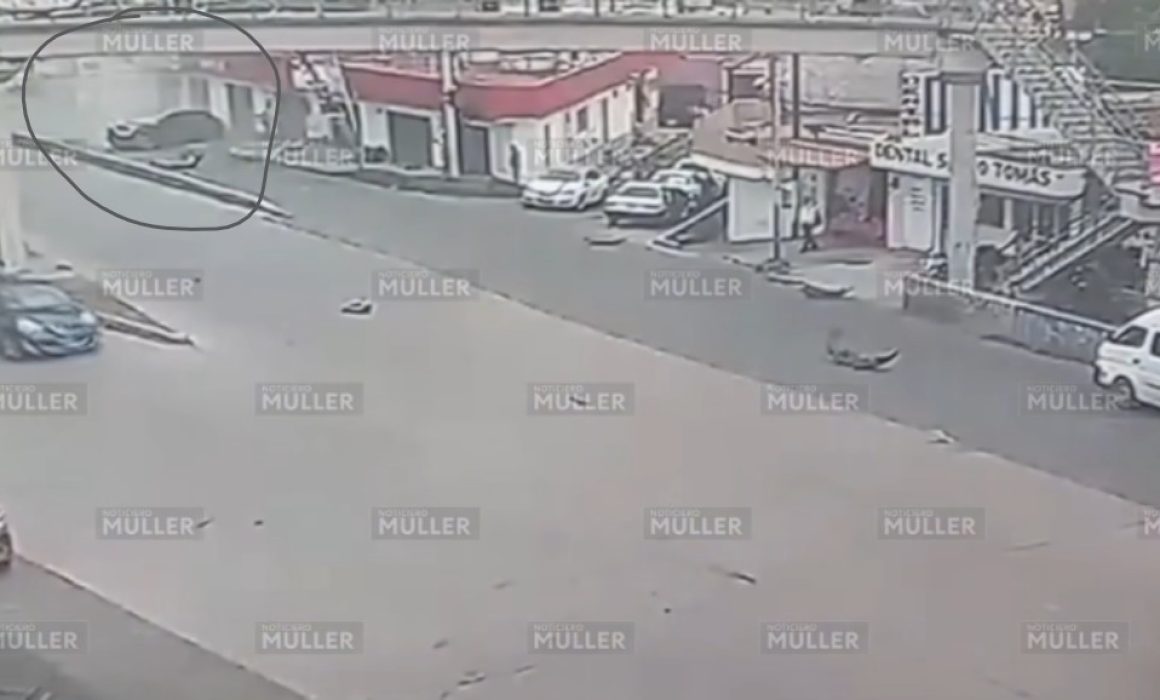 Fuerte choque en Ecatepec deja daños materiales y un conductor lesionado