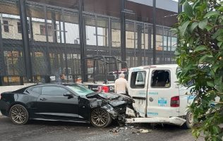 Deja varios heridos y daños materiales fuerte impacto entre unidades