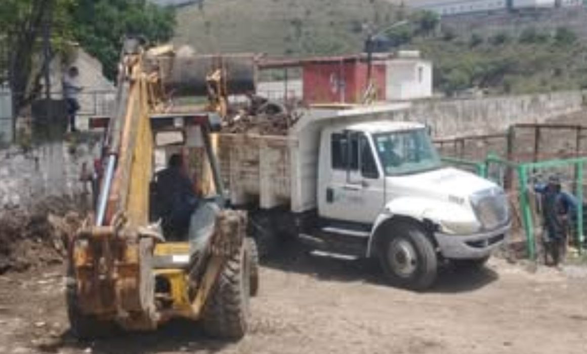 Despejan drenaje obstruido por toneladas de basura en presa de Izcalli
