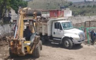 Despejan drenaje obstruido por toneladas de basura en presa de Izcalli