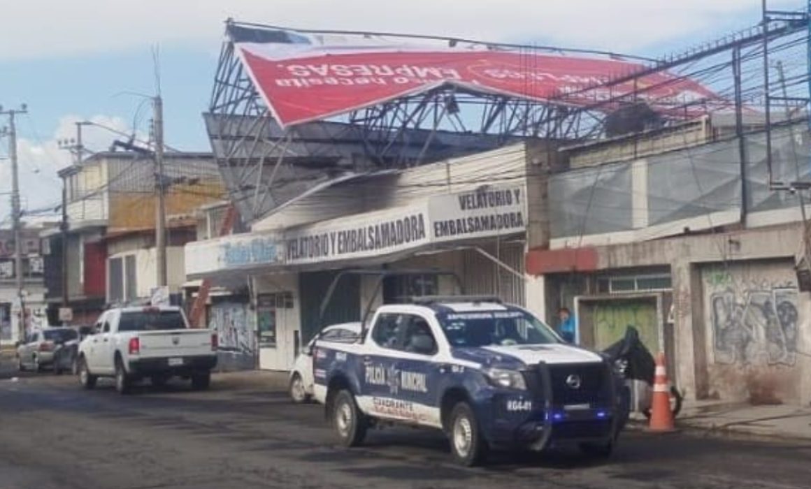 Se desploma espectacular en avenida Central, Ecatepec