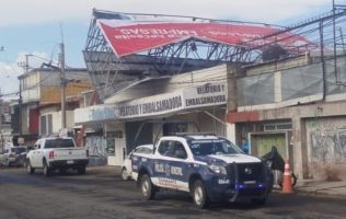 Se desploma espectacular en avenida Central, Ecatepec