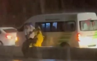 Logran salvar a familia atrapada en inundaciones
