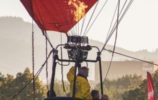 Aterrizaje forzoso de globo en Acolman moviliza a cuerpos de emergencia