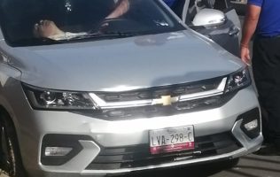 Localizan sin signos vitales a hombre dentro de vehículo