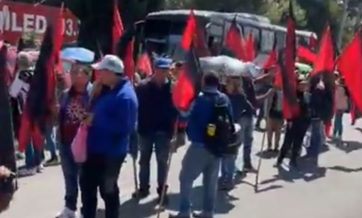 Bloquean maestros Paseo Tollocan y exigen pagos en Toluca