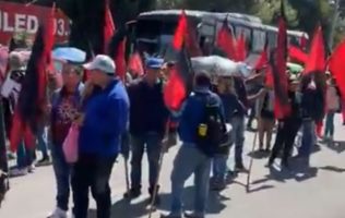 Bloquean maestros Paseo Tollocan y exigen pagos en Toluca