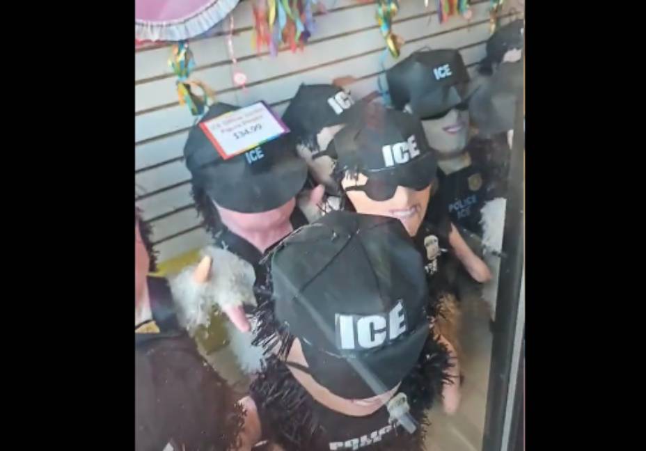 Pinata Chicago Enfrentan redadas con sátira: lanzan piñatas de agentes de ICE en ...