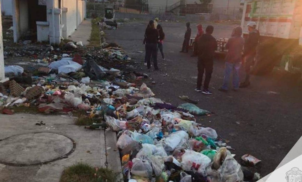 Denuncian a plaza comercial de Tecámac por acumulación de basura