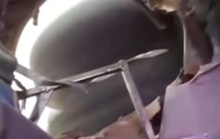 Se abre el suelo en unidad de transporte