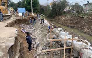 Brindan mantenimiento al muro del Río de Texcoco tras intensas lluvias