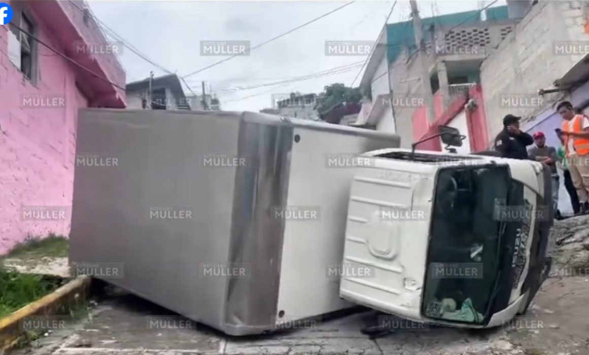 Tráiler volcado en Ecatepec